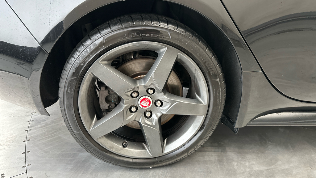 Jaguar XE R-sport Silver #25