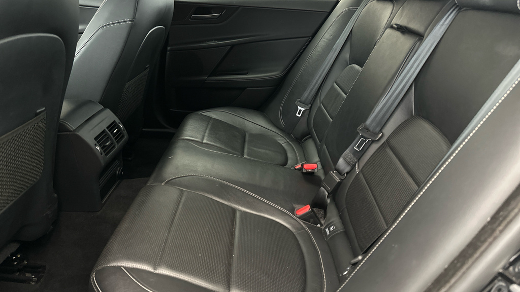 Jaguar XE R-sport Silver #20
