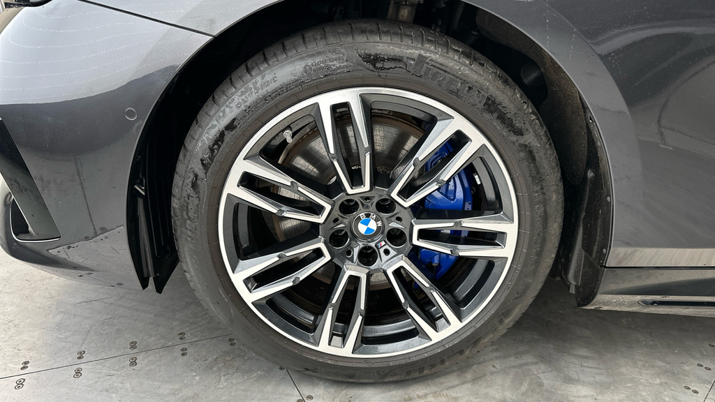 BMW i5 M Sport Black #23