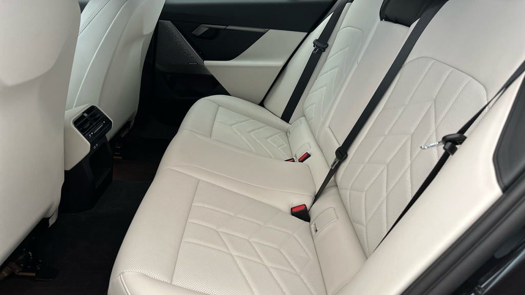 BMW i5 M Sport Black #20