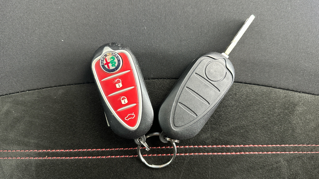 Alfa Romeo Giulietta Hatchback Black #10