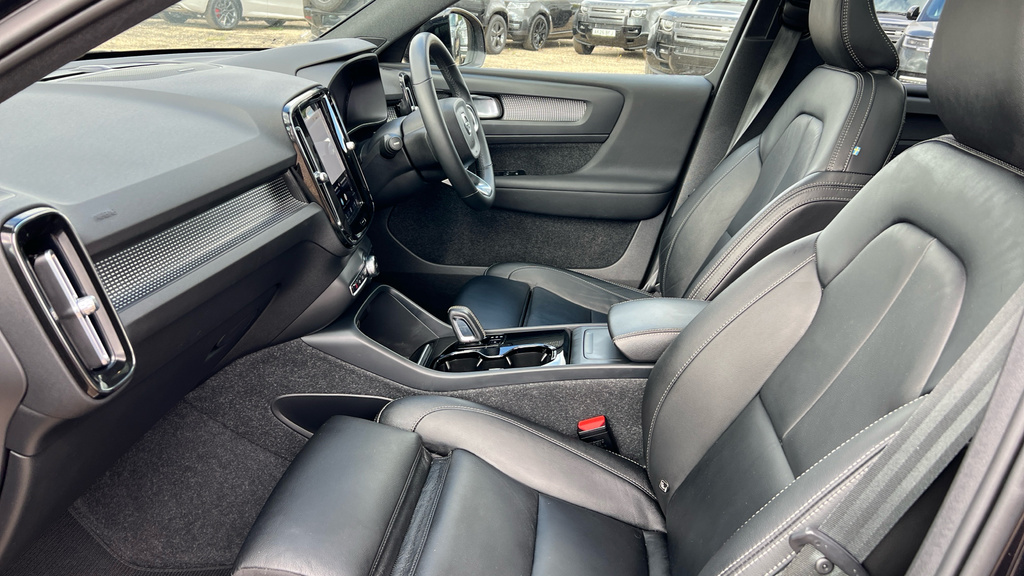 Volvo XC40 2.0 B4p R Design Black #42