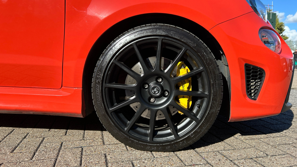 Abarth 695 2024 24 Abarth 695 1.4 T-jet 180 Competizione Black #22