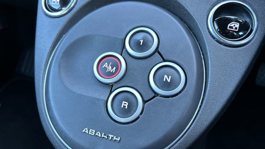 Abarth 695 2024 24 Abarth 695 1.4 T-jet 180 Competizione Black #30