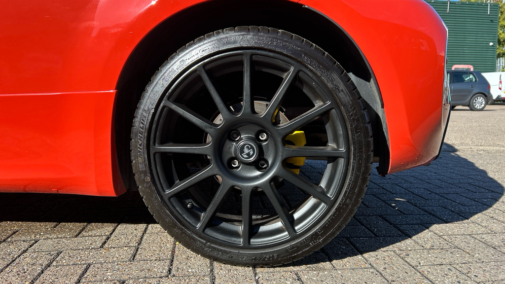 Abarth 695 2024 24 Abarth 695 1.4 T-jet 180 Competizione Black #20