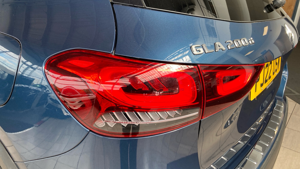 Mercedes-Benz GLA Class Gla 180 Amg Line Premium Black #25