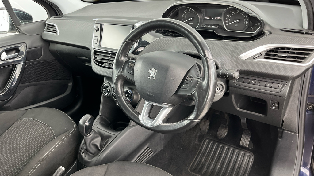 Peugeot 208 Black Edition White #9