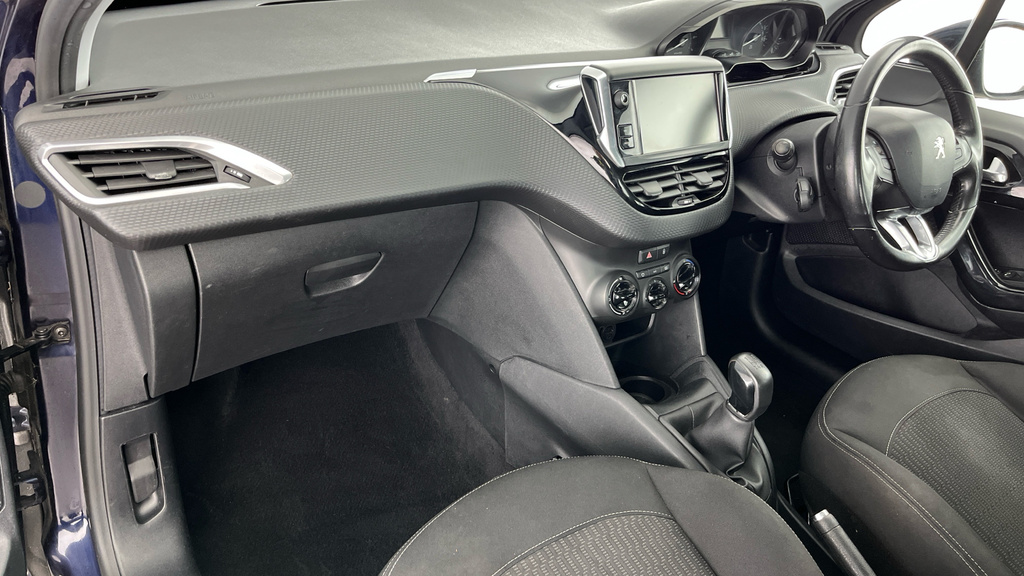 Peugeot 208 Black Edition White #10
