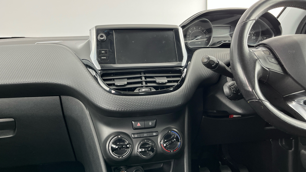 Peugeot 208 Black Edition White #14