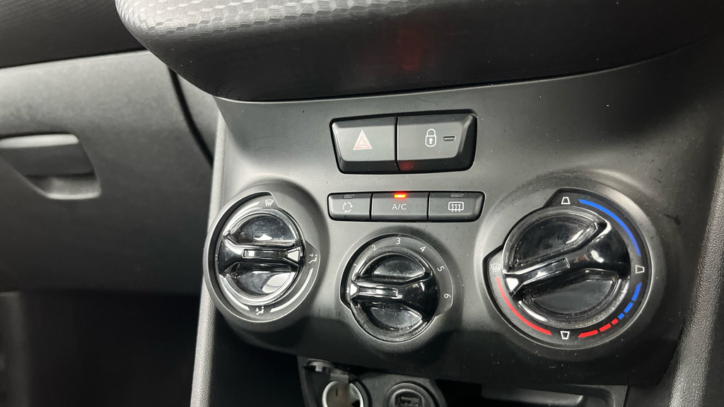 Peugeot 208 Black Edition White #17