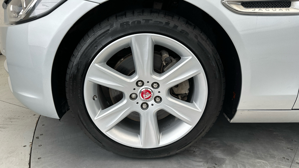 Jaguar XE 2.0D 180 R-sport Black #22