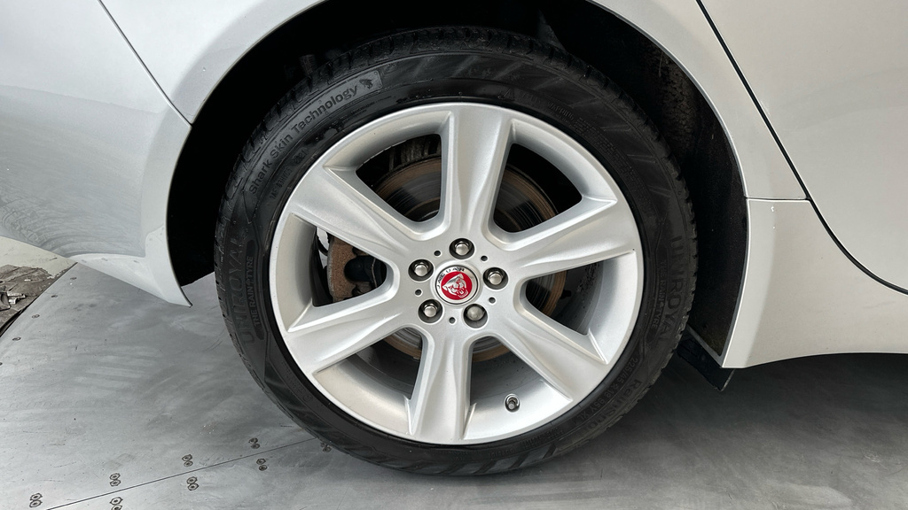 Jaguar XE 2.0D 180 R-sport Black #24