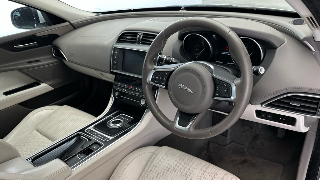 Jaguar XE 2.0D 180 R-sport Black #11