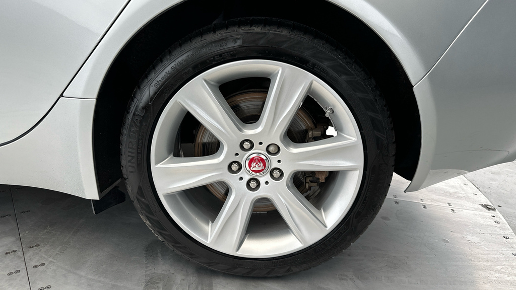 Jaguar XE 2.0D 180 R-sport Black #23