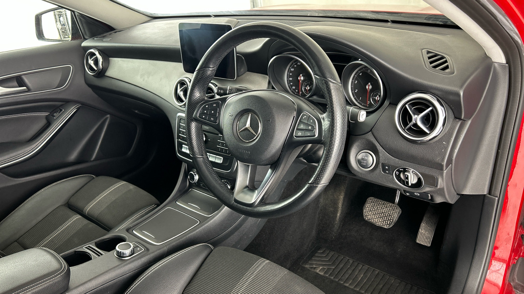Mercedes-Benz GLA Class Gla 200 Sport Executive White #10