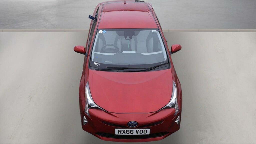 Toyota Prius Active White #9