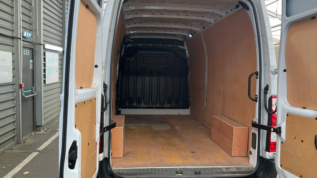 Renault Master Energy 35 Business Luton White #9