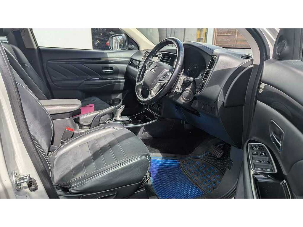 Mitsubishi Outlander 2.0H 12Kwh Kotu Suv Plug-in Hybrid Cvt White #5