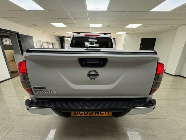 Nissan Navara 2.3 Dci Tekna Pickup Double Cab White #3