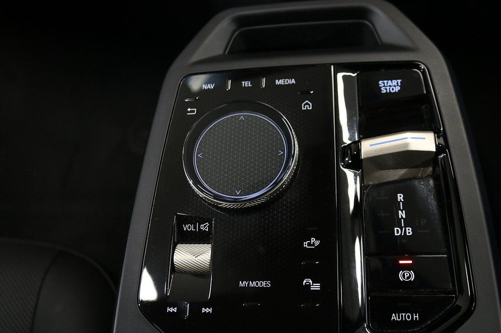 BMW iX M Sport Black #26