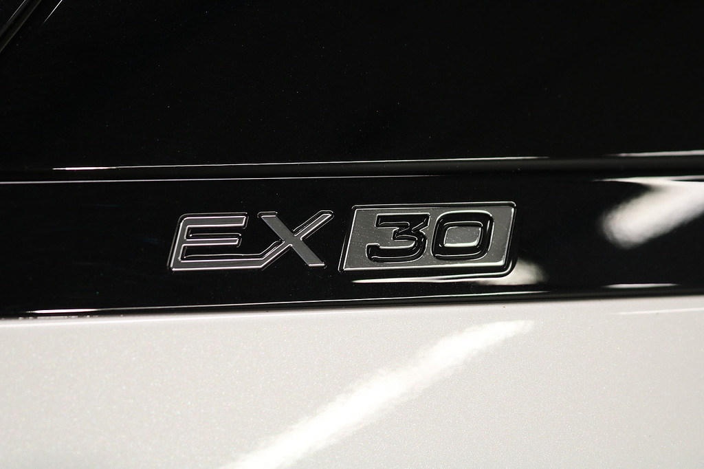 Volvo EX30 200Kw Sm Extended Range Plus 69Kwh White #9