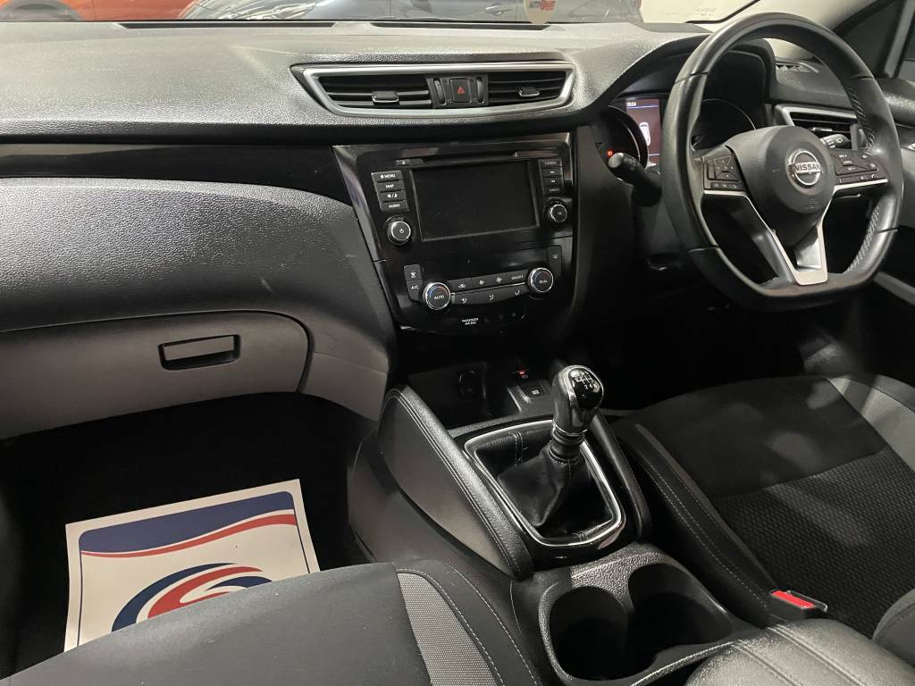 Nissan Qashqai Hatchback 1.3 Dig-t Acenta Premium Red #4