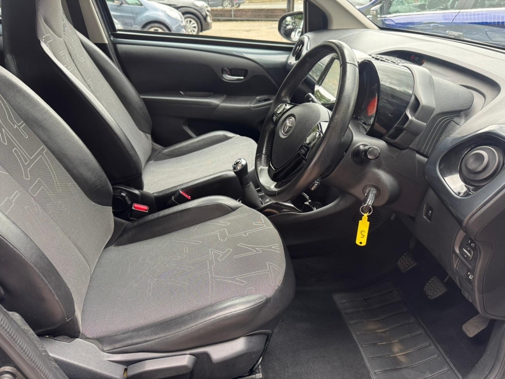 Toyota Aygo 1.0 Vvt-i X Red #9