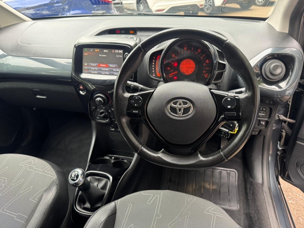 Toyota Aygo 1.0 Vvt-i X Red #7