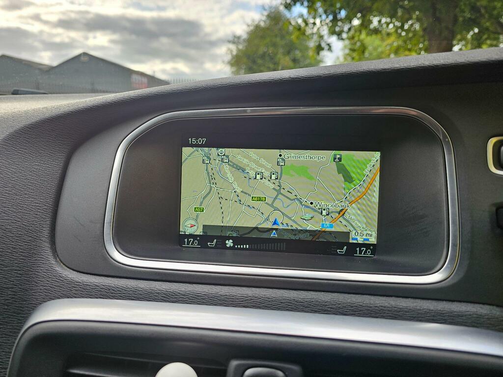 Volvo V40 2.0 D2 Se Lux Nav Euro 6 Ss White #2