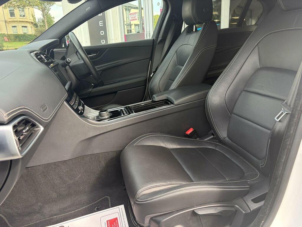 Jaguar XE Xe R-dynamic S Black #31