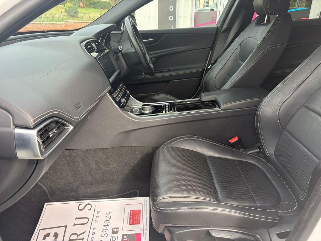 Jaguar XE Xe R-dynamic S Black #22