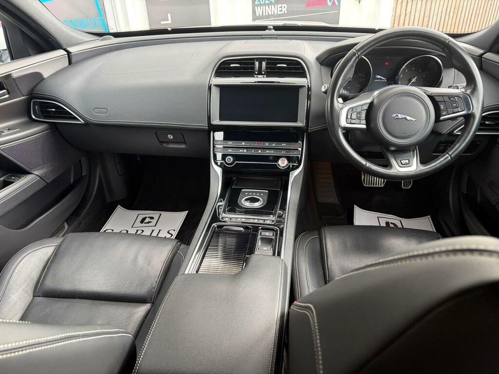 Jaguar XE Xe R-dynamic S Black #19