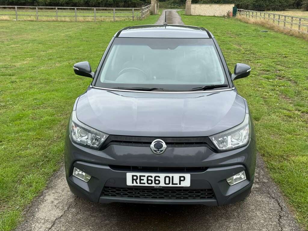 SsangYong Tivoli Elx Black #4