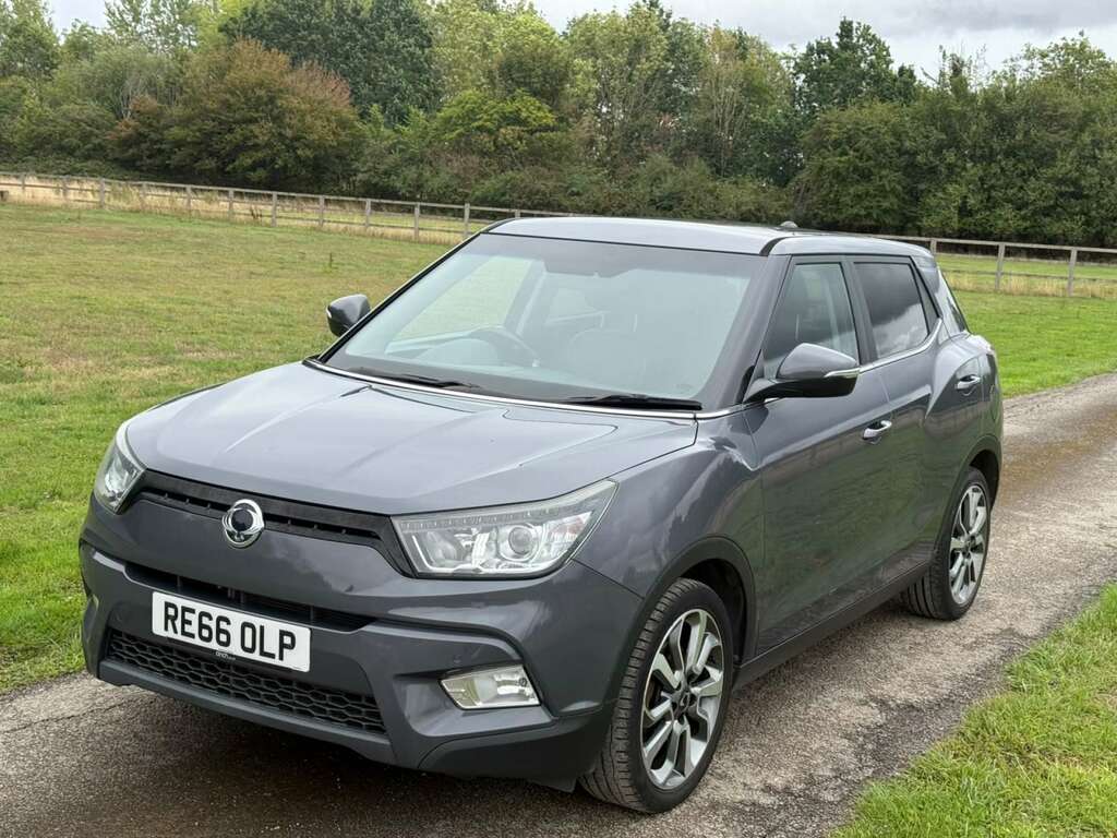 SsangYong Tivoli Elx Black #7