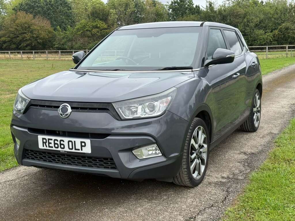 SsangYong Tivoli Elx Black #2