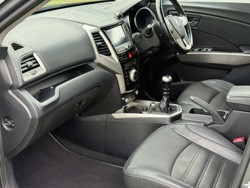 SsangYong Tivoli Elx Black #10