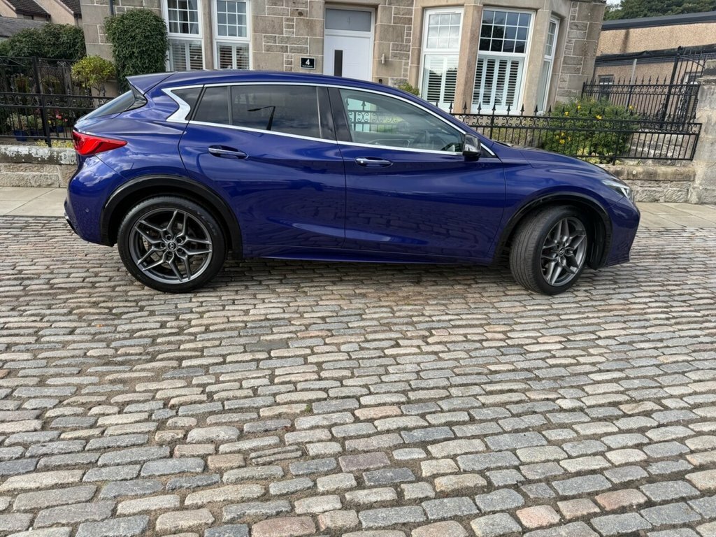 Infiniti Q30 Hatchback Blue #3