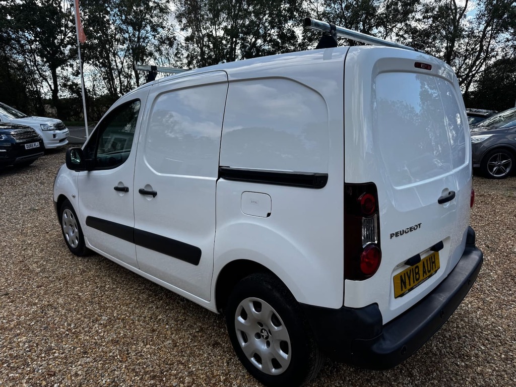Peugeot Partner Mpv White #7