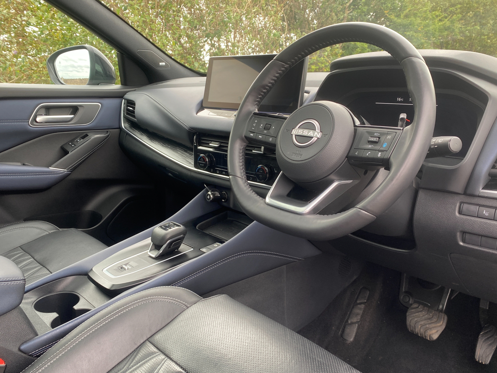 Nissan Qashqai Tekna Red #4
