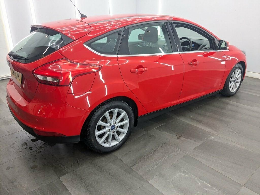 Ford Focus 1L Titanium Red #4