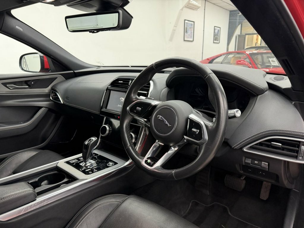 Jaguar XE 2L R-dynamic Se Red #6