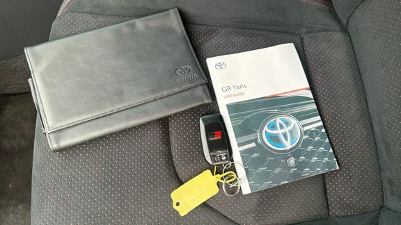 Toyota Yaris Icon White #26