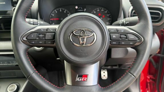 Toyota Yaris Icon White #9