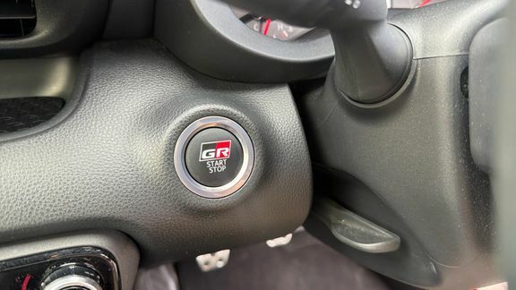 Toyota Yaris Icon White #15