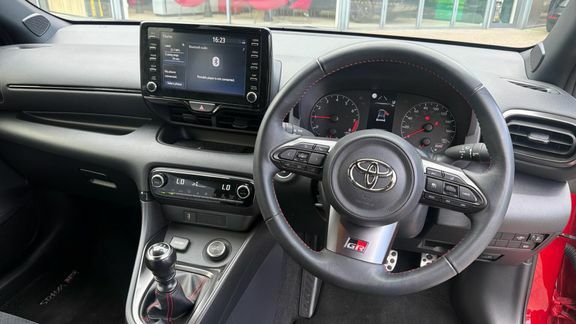 Toyota Yaris Icon White #5