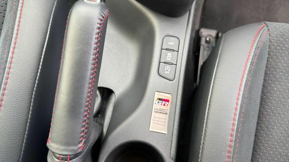 Toyota Yaris Icon White #36