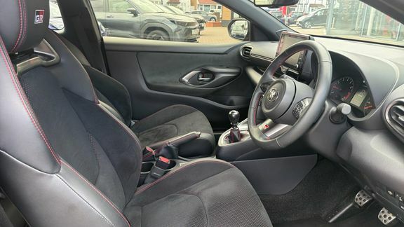 Toyota Yaris Icon White #11