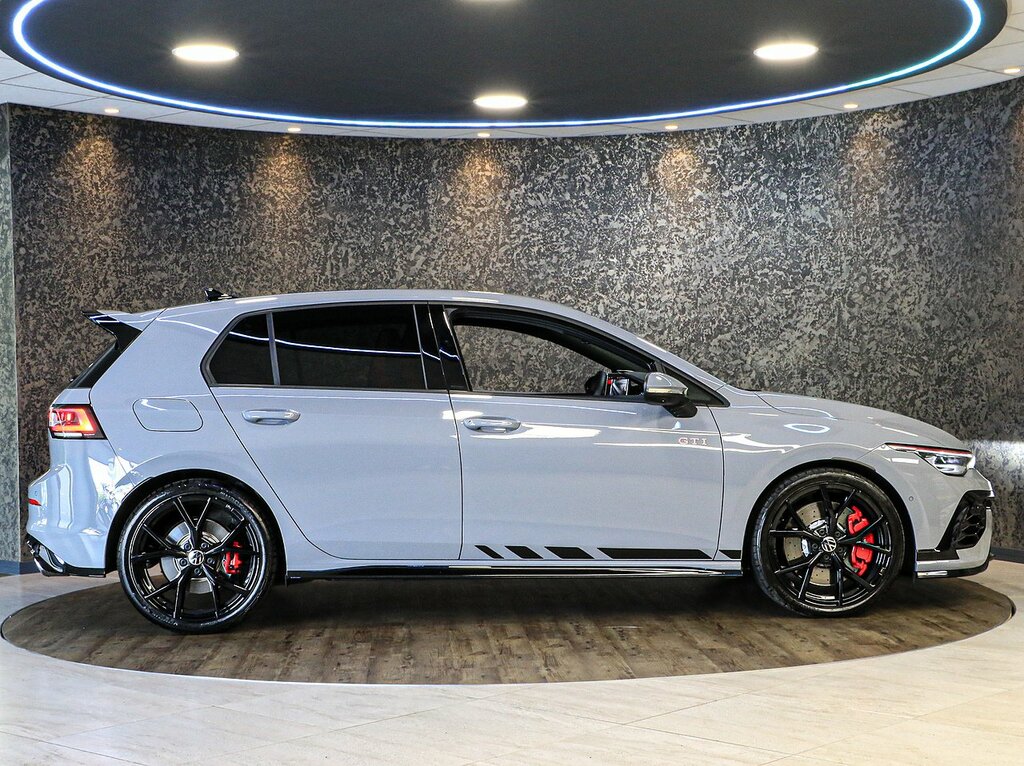 Volkswagen Golf Black Edition White #10