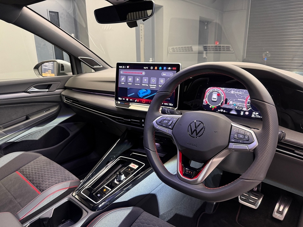 Volkswagen Golf Black Edition White #15