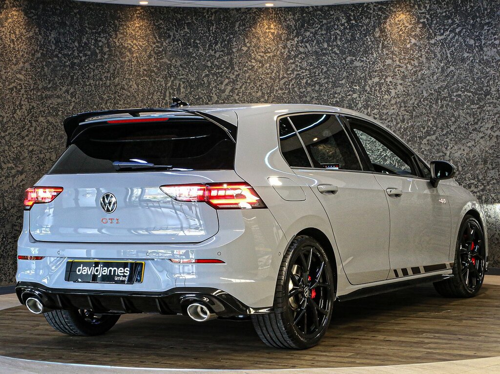 Volkswagen Golf Black Edition White #9